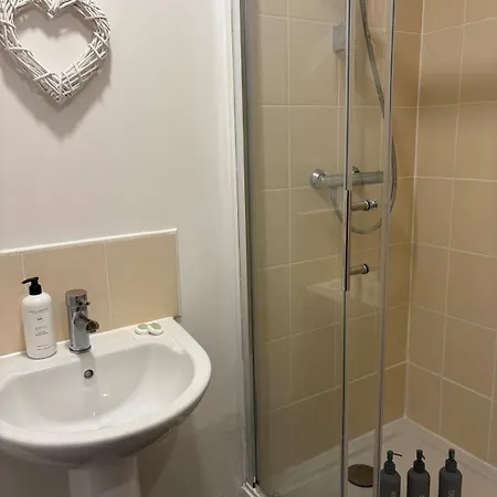 Apartment Trafford With Patio & Free Parking *