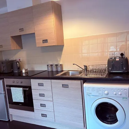 Trendy Trafford Flat With Patio * マンチェスター