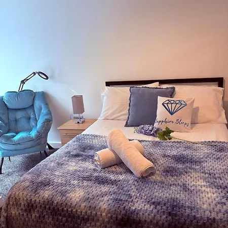 Apartment Trendy Trafford Flat With Patio *