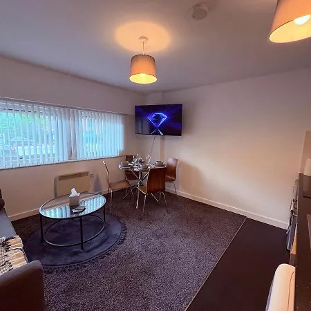 Trendy Trafford Flat With Patio * マンチェスター