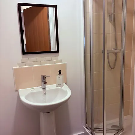 Apartment Trendy Trafford Flat With Patio *