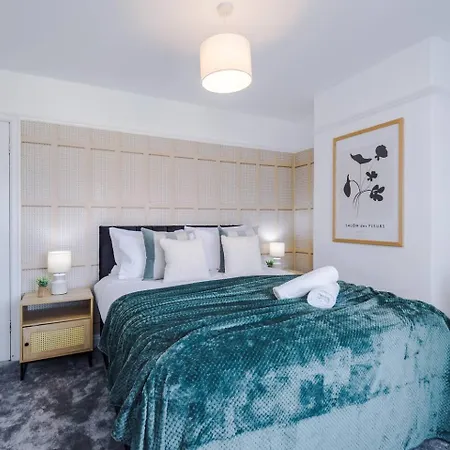 Apartment Comfortable & Spacious 3Br House Near Coop Live Arena & Etihad Stadium With Free Parking - New Management Since Jan '26 *