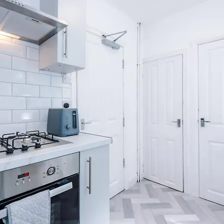 Comfortable & Spacious 3Br House Near Coop Live Arena & Etihad Stadium With Free Parking - New Management Since Jan '26 Apartment