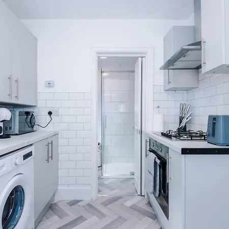 Apartment Comfortable & Spacious 3Br House Near Coop Live Arena & Etihad Stadium With Free Parking - New Management Since Jan '26