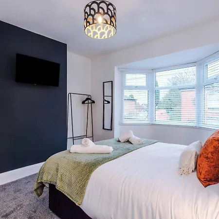 Apartment Comfortable & Spacious 3Br House Near Coop Live Arena & Etihad Stadium With Free Parking - New Management Since Jan '26 *