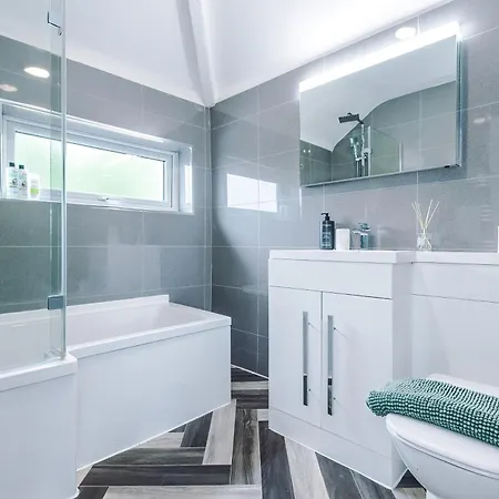 Comfortable & Spacious 3Br House Near Coop Live Arena & Etihad Stadium With Free Parking - New Management Since Jan '26