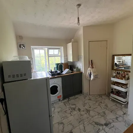 Apartman 1 Bed Shared Space *