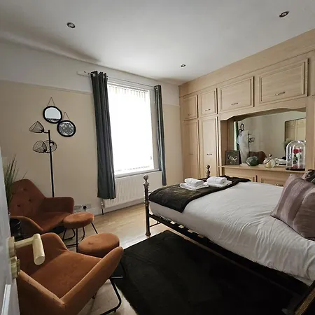 Stylish 5-bed With Free Parking Sleeps 12! Ferienhaus