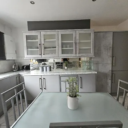 Stylish 5-bed With Free Parking Sleeps 12! *