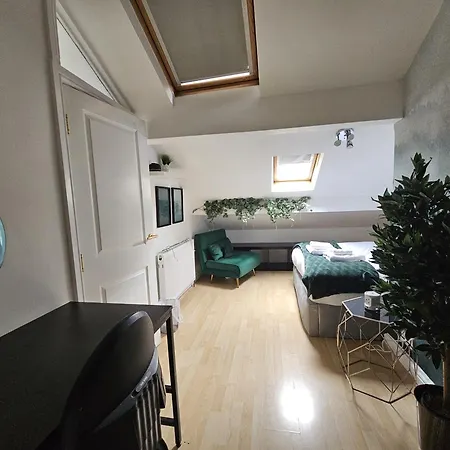 Stylish 5-bed With Free Parking Sleeps 12! Manchester