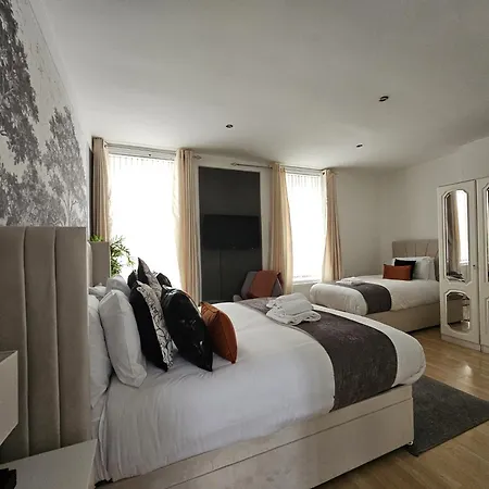 Stylish 5-bed With Free Parking Sleeps 12!