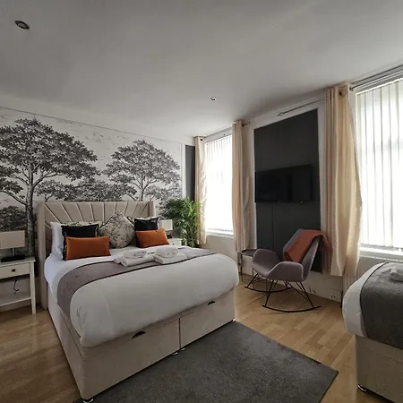 Nyaraló Stylish 5-bed With Free Parking Sleeps 12! *