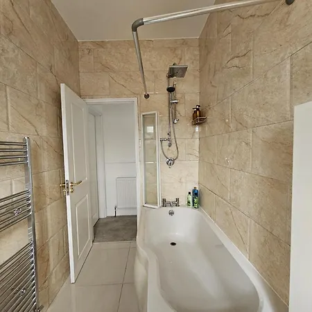 Ferienhaus Stylish 5-bed With Free Parking Sleeps 12! Manchester