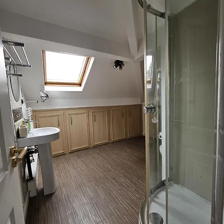 Stylish 5-bed With Free Parking Sleeps 12! *