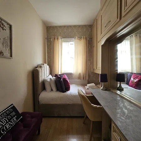 Stylish 5-bed With Free Parking Sleeps 12! Ferienhaus