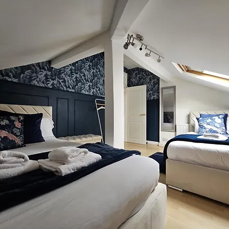Stylish 5-bed With Free Parking Sleeps 12! *