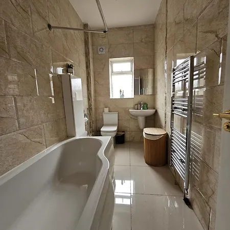 Stylish 5-bed With Free Parking Sleeps 12! * Manchester