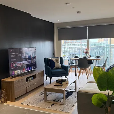 Modern Centre With Balcony Skyline Views *