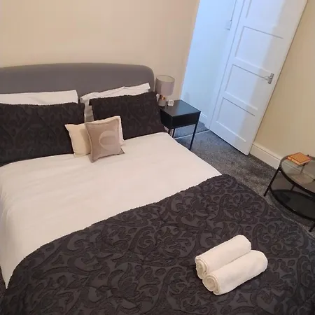 2 Beds Suburb Nestled Nook Apartamento