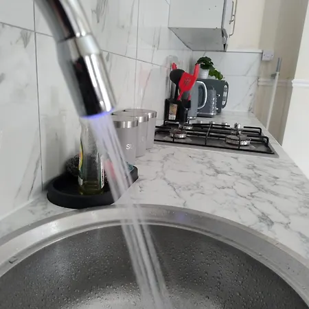 2 Beds Suburb Nestled Nook Apartamento