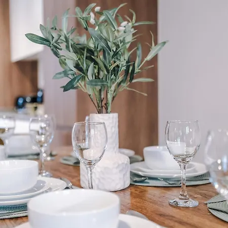 Dom wakacyjny Big Mcr 5-bedroom Contractor House Sleeps 8 With Parking By Purestay