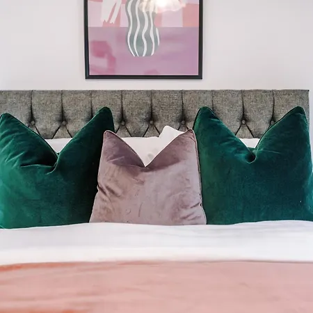 Big Mcr 5-bedroom Contractor House Sleeps 8 With Parking By Purestay Manchester