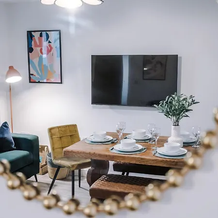 Сasa de vacaciones Big Mcr 5-bedroom Contractor House Sleeps 8 With Parking By Purestay *