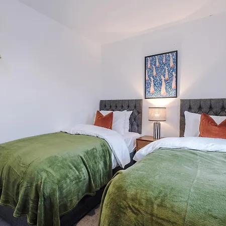 Spacious 5 Bedroom House With 8 Actual Beds Sleeps 9 By Purestay * Manchester