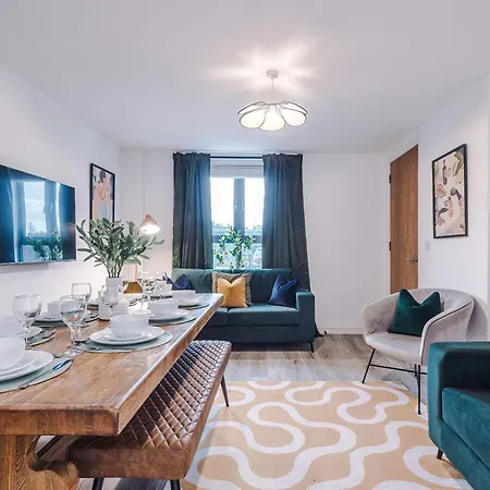 Big Mcr 5-bedroom Contractor House Sleeps 8 With Parking By Purestay Dom wakacyjny