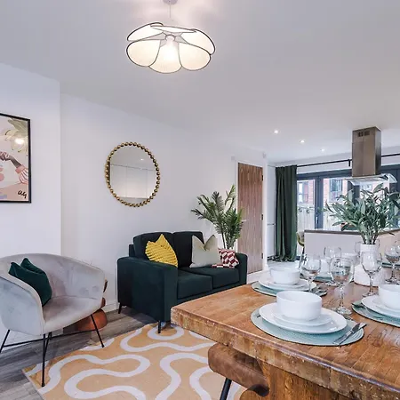 Big Mcr 5-bedroom Contractor House Sleeps 8 With Parking By Purestay