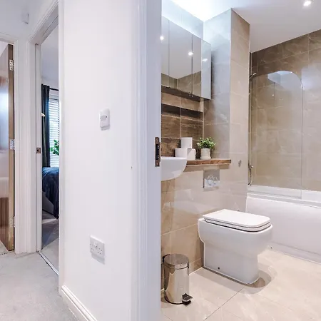 Big Mcr 5-bedroom Contractor House Sleeps 8 With Parking By Purestay Dom wakacyjny