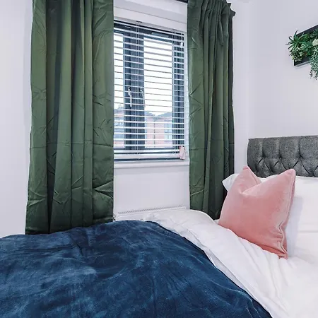 Big Mcr 5-bedroom Contractor House Sleeps 8 With Parking By Purestay *