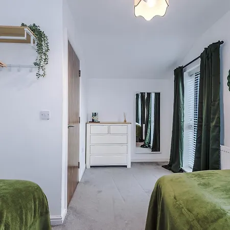 Big Mcr 5-bedroom Contractor House Sleeps 8 With Parking By Purestay Manchester