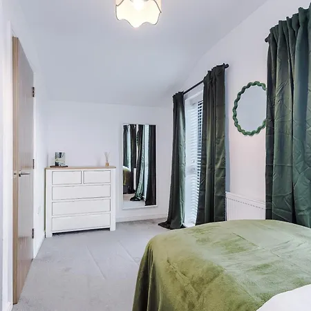 Big Mcr 5-bedroom Contractor House Sleeps 8 With Parking By Purestay Manchester