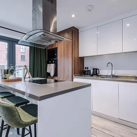 Big Mcr 5-bedroom Contractor House Sleeps 8 With Parking By Purestay * Manchester