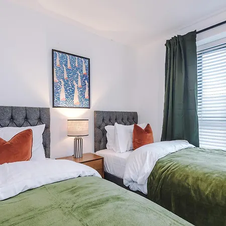 Big Mcr 5-bedroom Contractor House Sleeps 8 With Parking By Purestay Dom wakacyjny