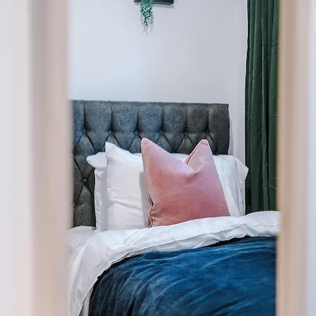 Dom wakacyjny Big Mcr 5-bedroom Contractor House Sleeps 8 With Parking By Purestay *