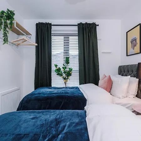 Big Mcr 5-bedroom Contractor House Sleeps 8 With Parking By Purestay Dom wakacyjny Manchester