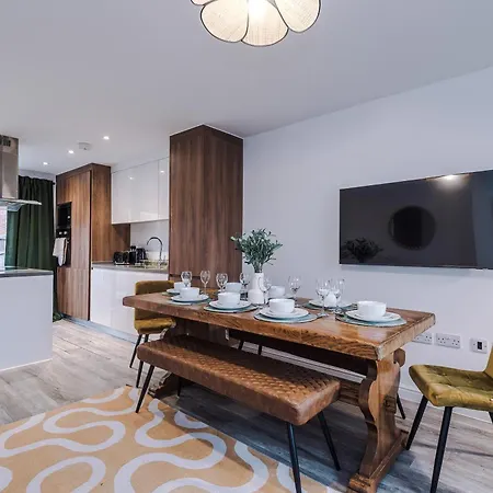 Dom wakacyjny Big Mcr 5-bedroom Contractor House Sleeps 8 With Parking By Purestay Manchester