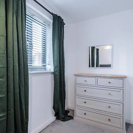 Holiday home Big Mcr 5-bedroom Contractor House Sleeps 8 With Parking By Purestay