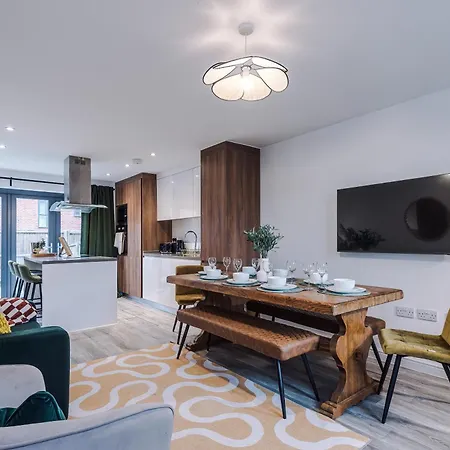 Big Mcr 5-bedroom Contractor House Sleeps 8 With Parking By Purestay Dom wakacyjny Manchester