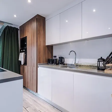 Big Mcr 5-bedroom Contractor House Sleeps 8 With Parking By Purestay * Manchester