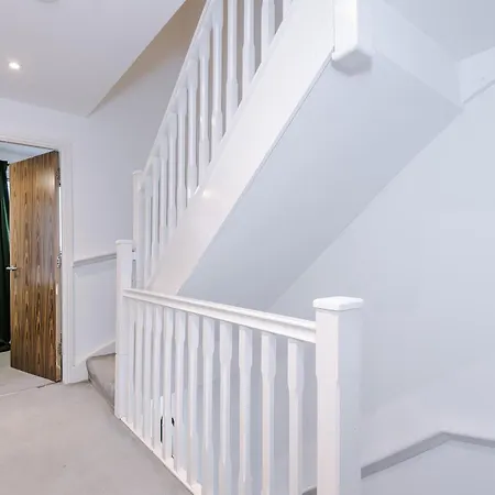 Big Mcr 5-bedroom Contractor House Sleeps 8 With Parking By Purestay