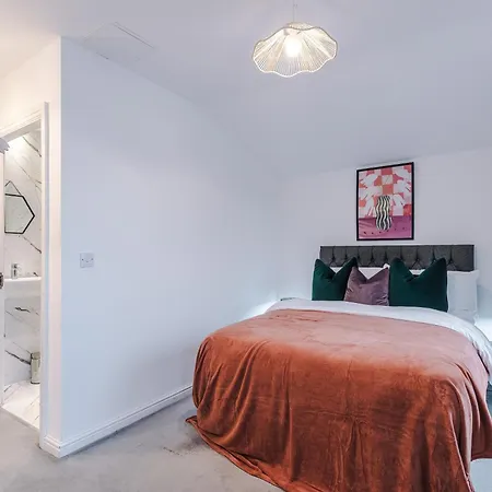 Dom wakacyjny Big Mcr 5-bedroom Contractor House Sleeps 8 With Parking By Purestay
