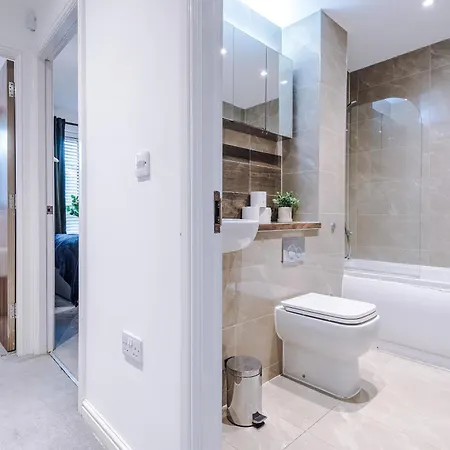 Holiday home Big Mcr 5-bedroom Contractor House Sleeps 8 With Parking By Purestay Manchester