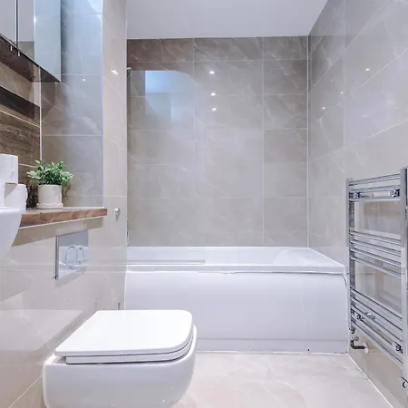 Dom wakacyjny Big Mcr 5-bedroom Contractor House Sleeps 8 With Parking By Purestay *