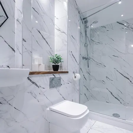 Dom wakacyjny Big Mcr 5-bedroom Contractor House Sleeps 8 With Parking By Purestay Manchester