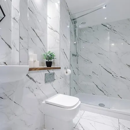 Big Mcr 5-bedroom Contractor House Sleeps 8 With Parking By Purestay Mánchester