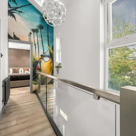 West Didsbury Retreat L Cinema L Sleeps 8 *