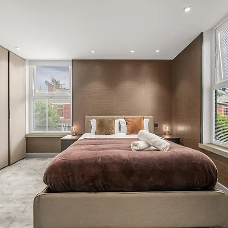 West Didsbury Retreat L Cinema L Sleeps 8 *